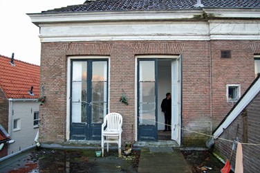 <p>Oostelijke deel van de achtergevel van Kanonsteeg 1. De dubbele glasdeuren behoren tot de oorspronkelijke opzet en komen nu uit op het platte dak van een in 1950 gerealiseerde stal/berging. Oorspronkelijk was hier (en aan het andere eind van de gevel) een balkon aangebracht. </p>

